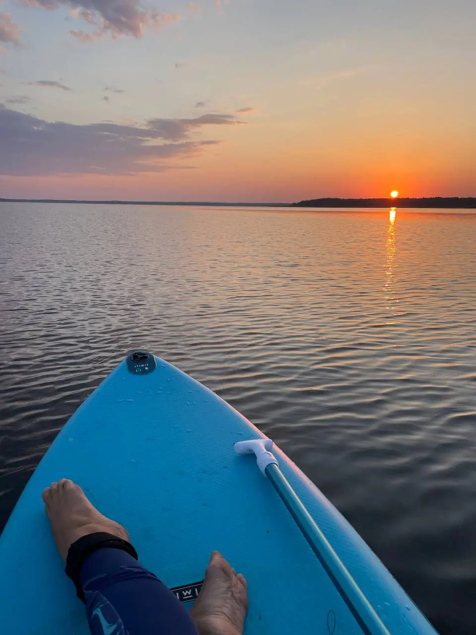 🌅 Август. Закаты. То самое настроение, когда лето шепчет: «Ещё чуть‑чуть…» 🌅
Август — это уже не бешеная жара и не бесконечный список «успеть до сентября» | Сетка — социальная сеть от hh.ru
