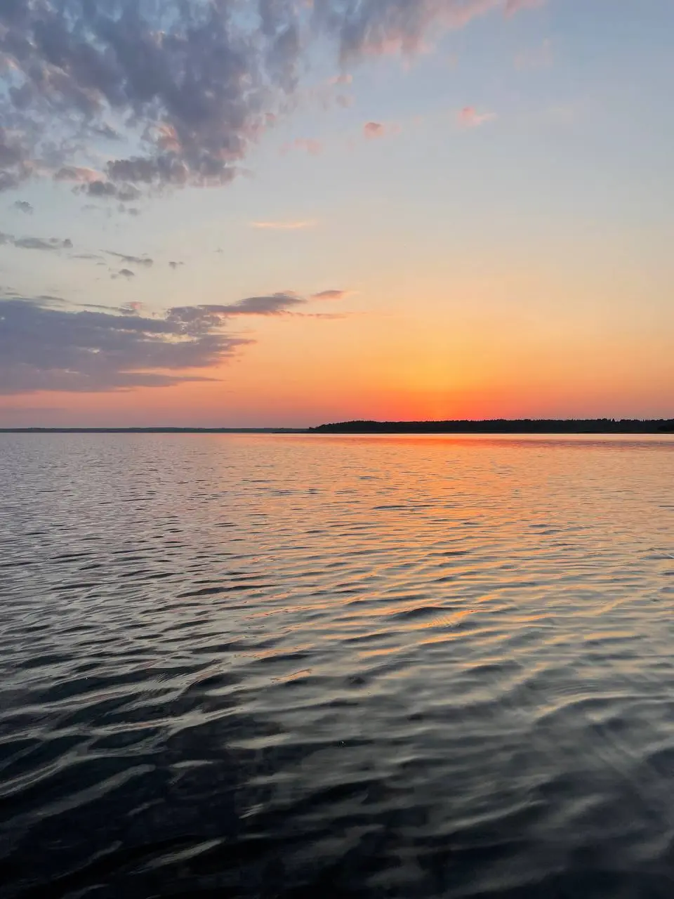 🌅 Август. Закаты. То самое настроение, когда лето шепчет: «Ещё чуть‑чуть…» 🌅
Август — это уже не бешеная жара и не бесконечный список «успеть до сентября» | Сетка — социальная сеть от hh.ru