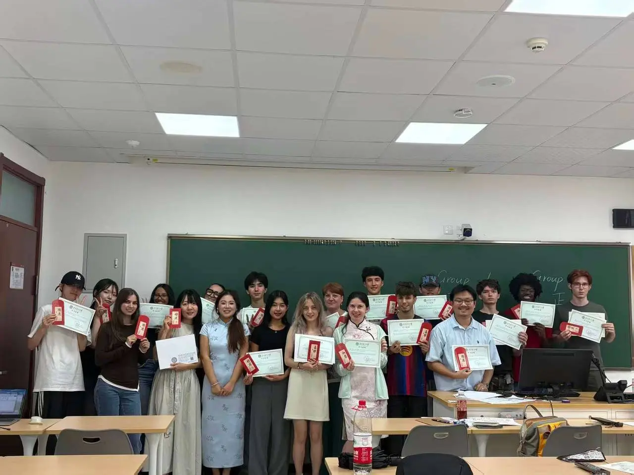 🙅‍♀️ Официально: стажировка успешно завершена!
Наши студенты и преподаватели получили свои долгожданные сертификаты | Сетка — социальная сеть от hh.ru
