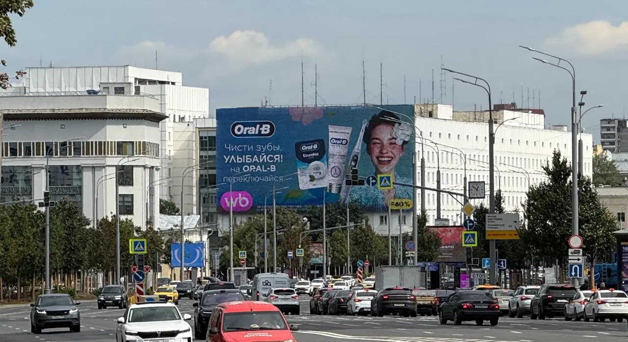 Oral-B связал заботу об улыбке с выгодой
В наружной рекламе бренд призывает чистить зубы и «переключаться» на Oral-B, дополняя сообщение скидкой до 60% | Сетка — социальная сеть от hh.ru