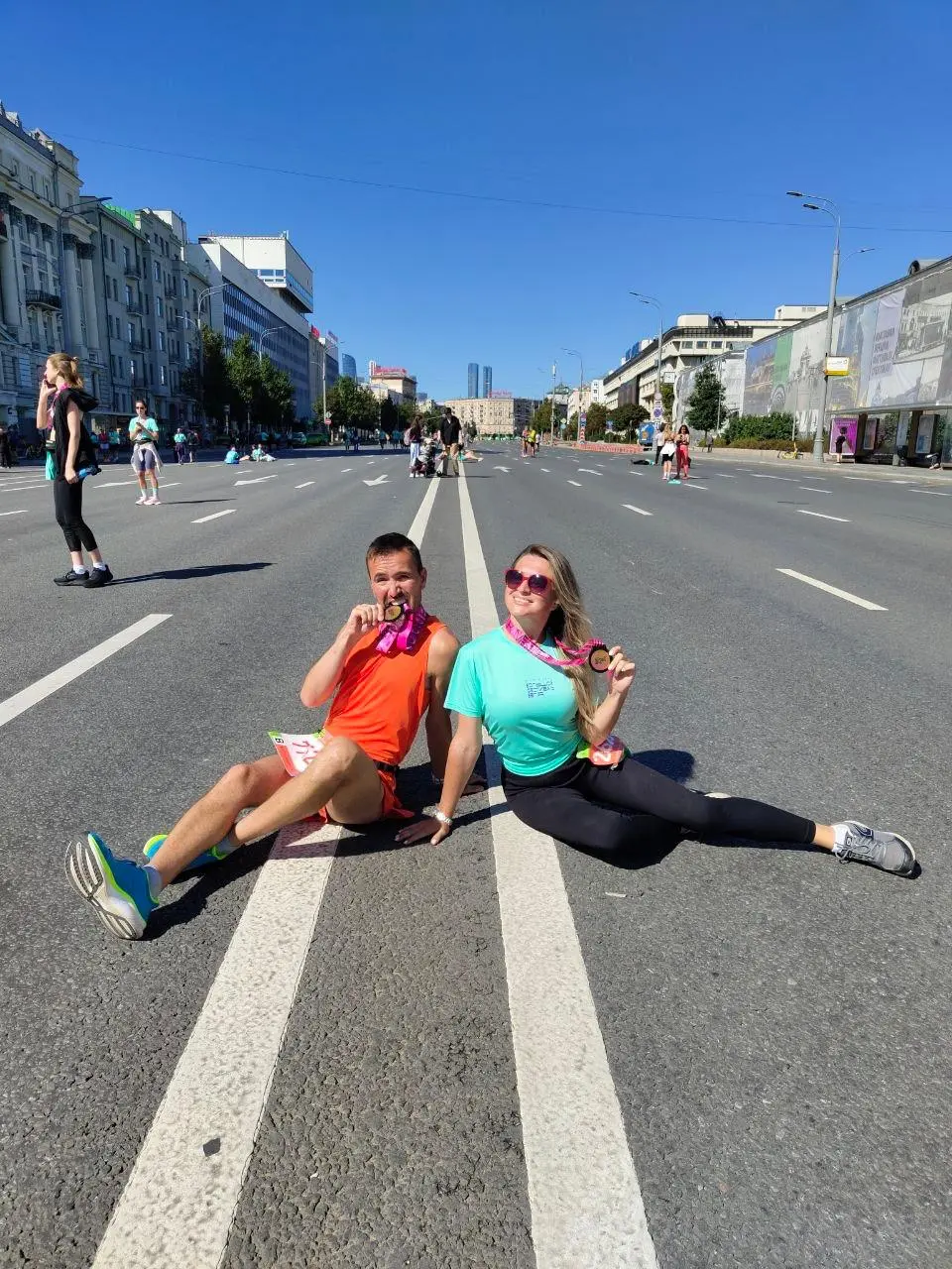 ✌️ Кажется, август у нас получился самым спортивным месяцем этого лета.
За последние несколько недель коллеги из Beetl успели пробежать несколько стартов, марафон и поучаствовать в велогонке | Сетка — социальная сеть от hh.ru