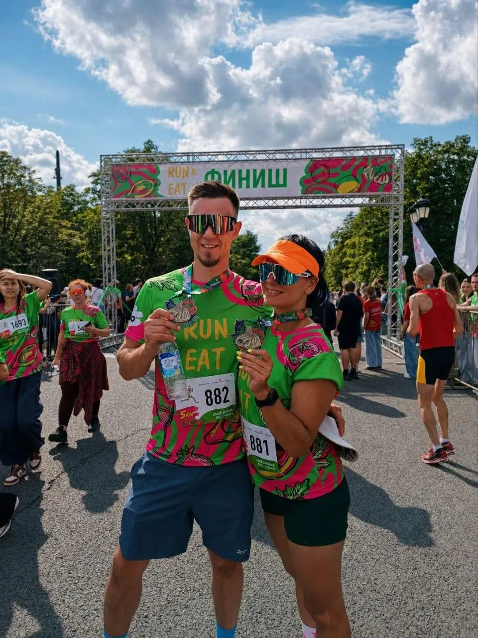 ✌️ Кажется, август у нас получился самым спортивным месяцем этого лета.
За последние несколько недель коллеги из Beetl успели пробежать несколько стартов, марафон и поучаствовать в велогонке | Сетка — социальная сеть от hh.ru