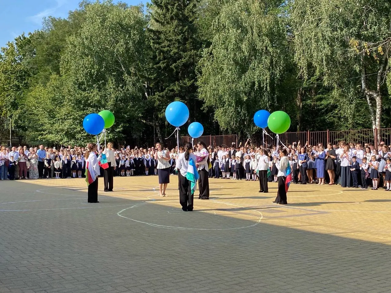 🎊Первые звонки звучат в школах Ставрополя
В 636 школах Ставрополья начинается новый учебный год, за парты сядут более 300 тысяч ребят | Сетка — социальная сеть от hh.ru