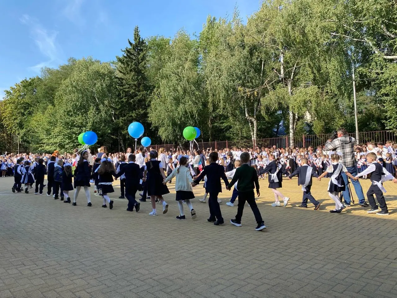 🎊Первые звонки звучат в школах Ставрополя
В 636 школах Ставрополья начинается новый учебный год, за парты сядут более 300 тысяч ребят | Сетка — социальная сеть от hh.ru