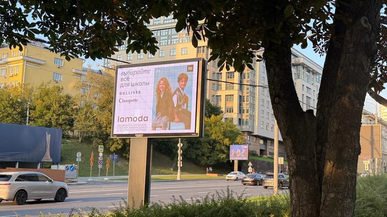 Lamoda обращает внимание к школьному гардеробу
Реклама работает на сезонном спросе перед началом учебного года и напоминает, что подготовка включает не только канцтовары, но и одежду для школы | Сетка — социальная сеть от hh.ru