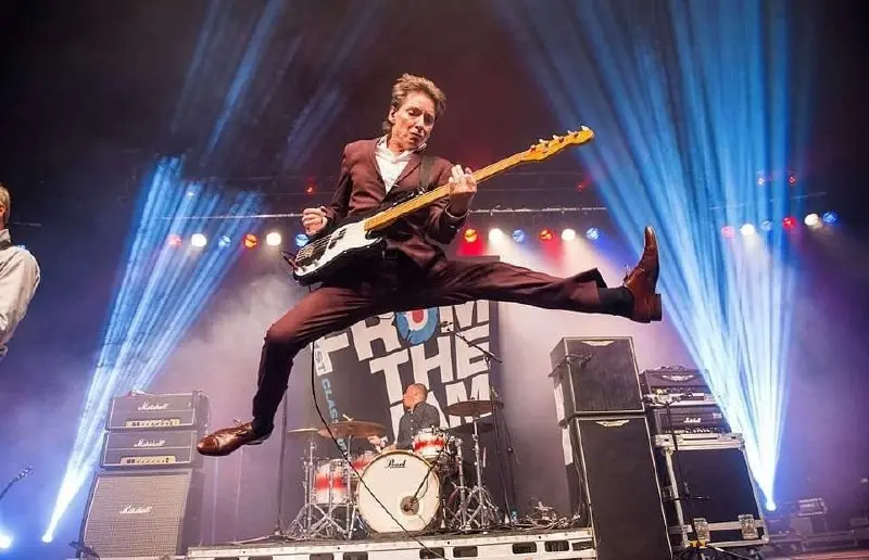 1 сентября 1955 года родился Брюс Фокстон — легендарный бас-гитарист The Jam и участник Stiff Little Fingers. 🎶 Автор книги Our Story о годах в культовом трио | Сетка — социальная сеть от hh.ru