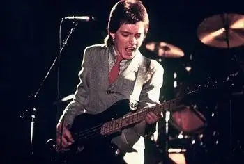 1 сентября 1955 года родился Брюс Фокстон — легендарный бас-гитарист The Jam и участник Stiff Little Fingers. 🎶 Автор книги Our Story о годах в культовом трио | Сетка — социальная сеть от hh.ru