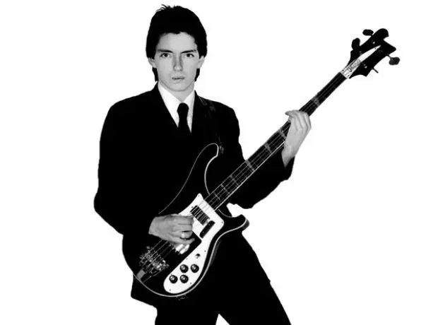 1 сентября 1955 года родился Брюс Фокстон — легендарный бас-гитарист The Jam и участник Stiff Little Fingers. 🎶 Автор книги Our Story о годах в культовом трио | Сетка — социальная сеть от hh.ru