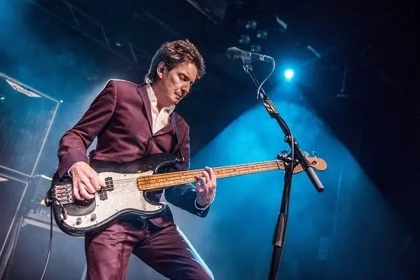 1 сентября 1955 года родился Брюс Фокстон — легендарный бас-гитарист The Jam и участник Stiff Little Fingers. 🎶 Автор книги Our Story о годах в культовом трио | Сетка — социальная сеть от hh.ru