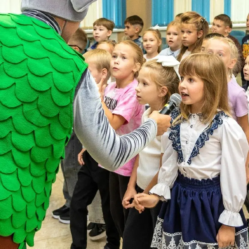🍂 Лето уходит, но впереди нас ждут новые открытия и знания!
По традиции ко Дню знаний родители школьников предприятий ПМХ и партнерской компании Промсорт получили соцвыплаты и праздничные наборы, а дл... | Сетка — социальная сеть от hh.ru