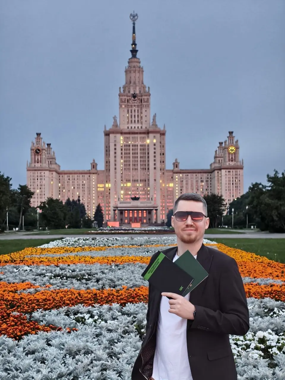 С днём знаний!
В этом году вхожу в новый учебный год с:

дипломом МГУ "Креативный продюсер;
дипломом Школы Продюсирования Николая Картозии;
Сданной диссертацией по социологии (защита чуть позже) | Сетка — социальная сеть от hh.ru