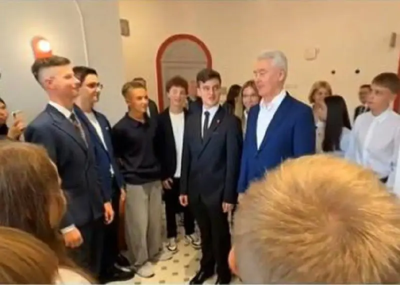 Не поверите, но это школа, в которую пошел наш ребенок. Только что отремонтированная. Государственная. Обычная.
В нее, как и многие другие московские школы сегодня заезжал Собянин | Сетка — социальная сеть от hh.ru