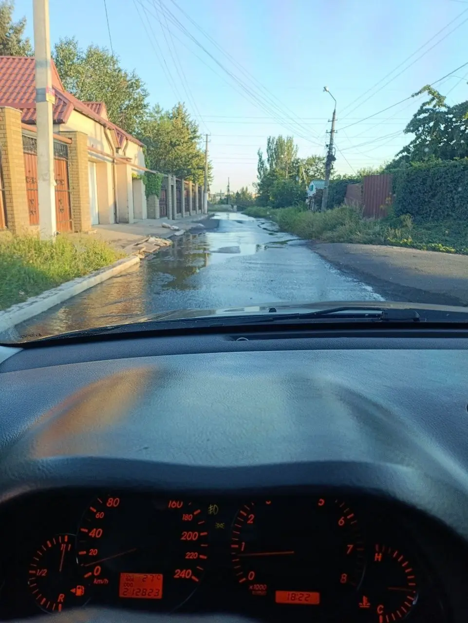 Поворачиваю на свою улицу и вижу что у нас сегодня день воды и так каждый раз | Сетка — социальная сеть от hh.ru