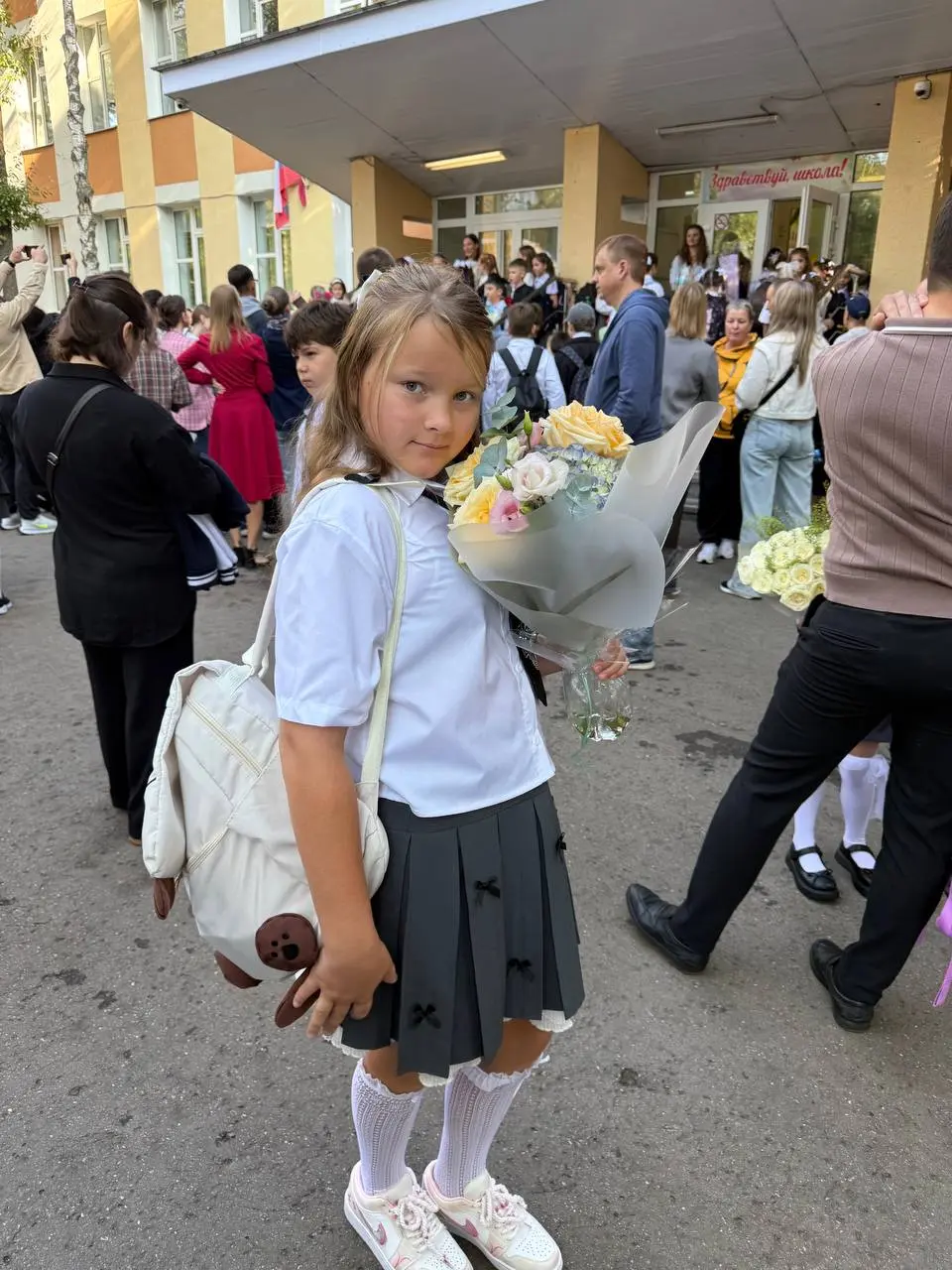 Сегодня моя дочка пошла в 4 класс ❤️
Хотя вообще-то по возрасту сейчас она должна была идти только в третий. Но в школу она пошла в 6 лет — и вот сегодня у меня уже четвероклассница | Сетка — социальная сеть от hh.ru