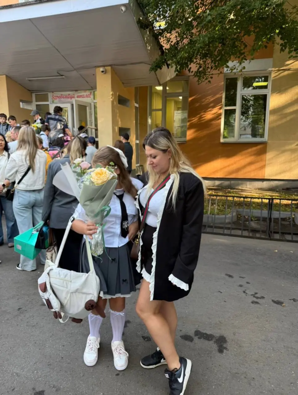 Сегодня моя дочка пошла в 4 класс ❤️
Хотя вообще-то по возрасту сейчас она должна была идти только в третий. Но в школу она пошла в 6 лет — и вот сегодня у меня уже четвероклассница | Сетка — социальная сеть от hh.ru