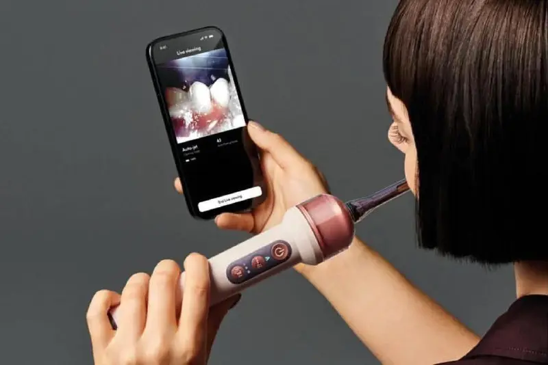 Dyson, кажется, решили прокачать зубную щётку до уровня гаджета из будущего 🦷🤖
Компания представила щётку с камерой, встроенным ирригатором и ИИ | Сетка — социальная сеть от hh.ru