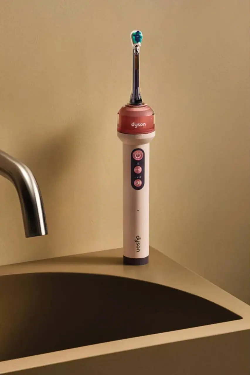 Dyson, кажется, решили прокачать зубную щётку до уровня гаджета из будущего 🦷🤖
Компания представила щётку с камерой, встроенным ирригатором и ИИ | Сетка — социальная сеть от hh.ru