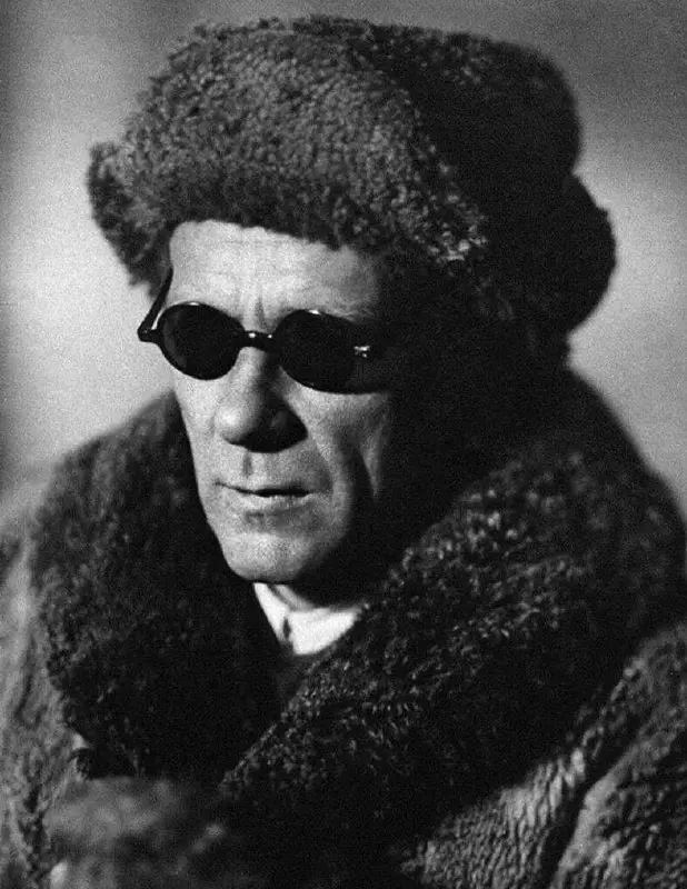 Выход Булгакова
1920-е годы для Михаила Булгакова были временем настоящих финансовых трудностей. Писатель жил в Москве, едва сводя концы с концами | Сетка — социальная сеть от hh.ru