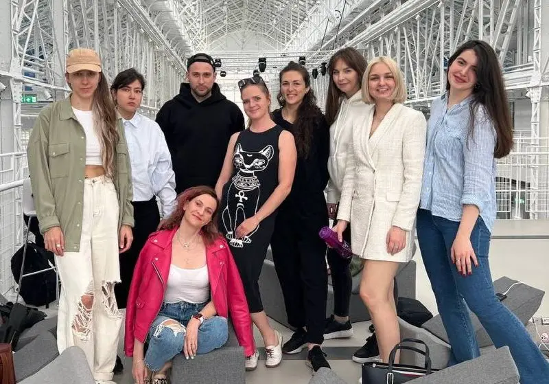 Новый сезон
На первой фотке — 20 окт 2021го
Мой первый день в девайсах
На ногах скинни, на лице маска, в руках самсунг, а на пальце ещё нет кольца
Помню как волнуясь шел по коридору к новому рабочему ... | Сетка — социальная сеть от hh.ru