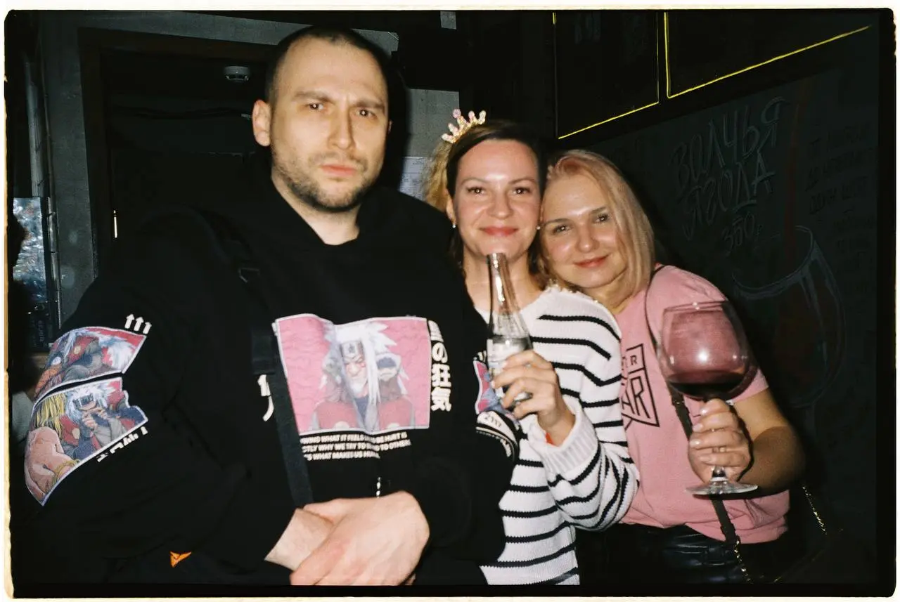 Новый сезон
На первой фотке — 20 окт 2021го
Мой первый день в девайсах
На ногах скинни, на лице маска, в руках самсунг, а на пальце ещё нет кольца
Помню как волнуясь шел по коридору к новому рабочему ... | Сетка — социальная сеть от hh.ru