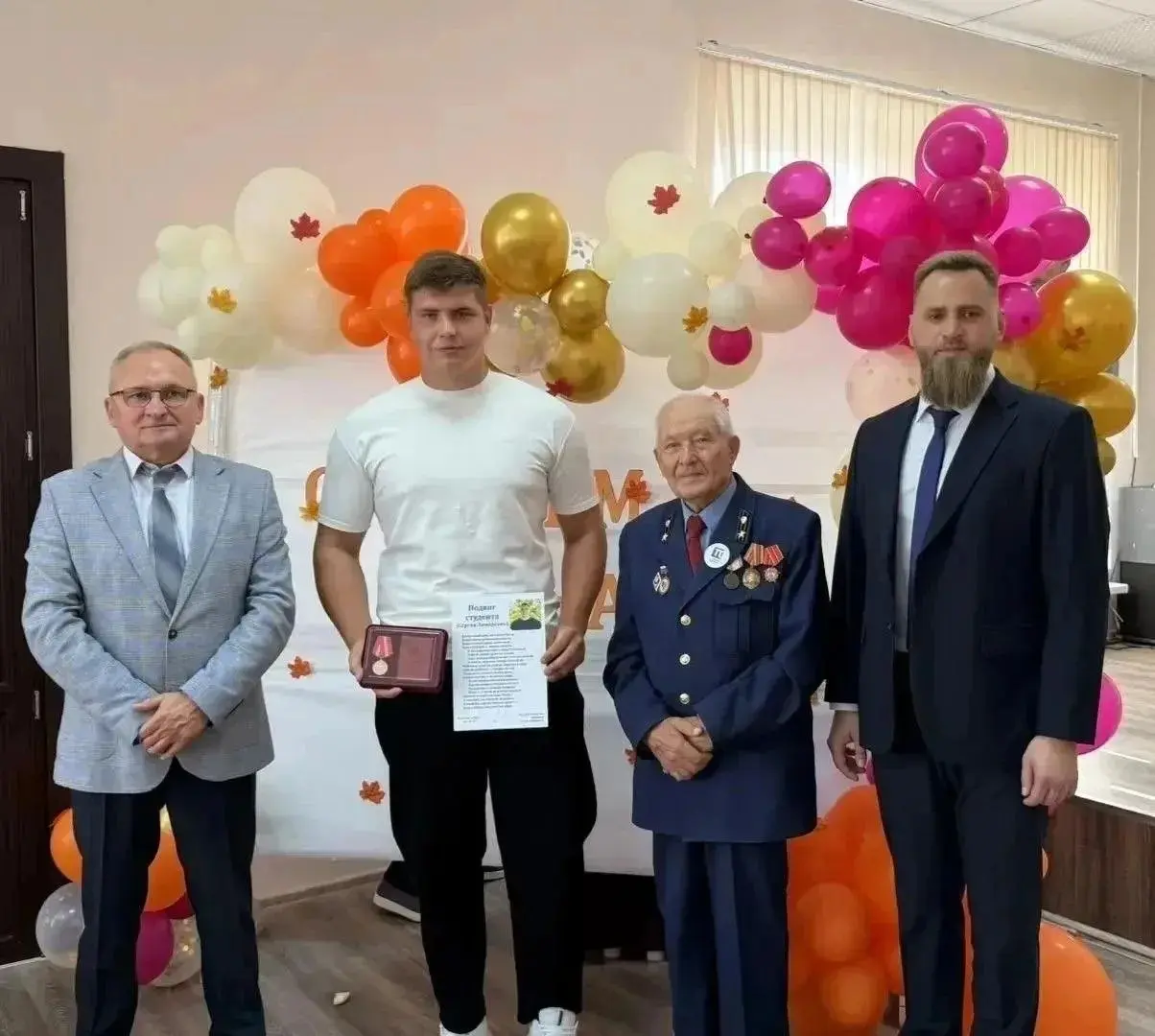 🏅 Студента из Армавира наградили за спасение жизни
Четверокурсник Сергей Лимаренко стал первым жителем Армавира, получившим медаль «За спасение жизни» | Сетка — социальная сеть от hh.ru