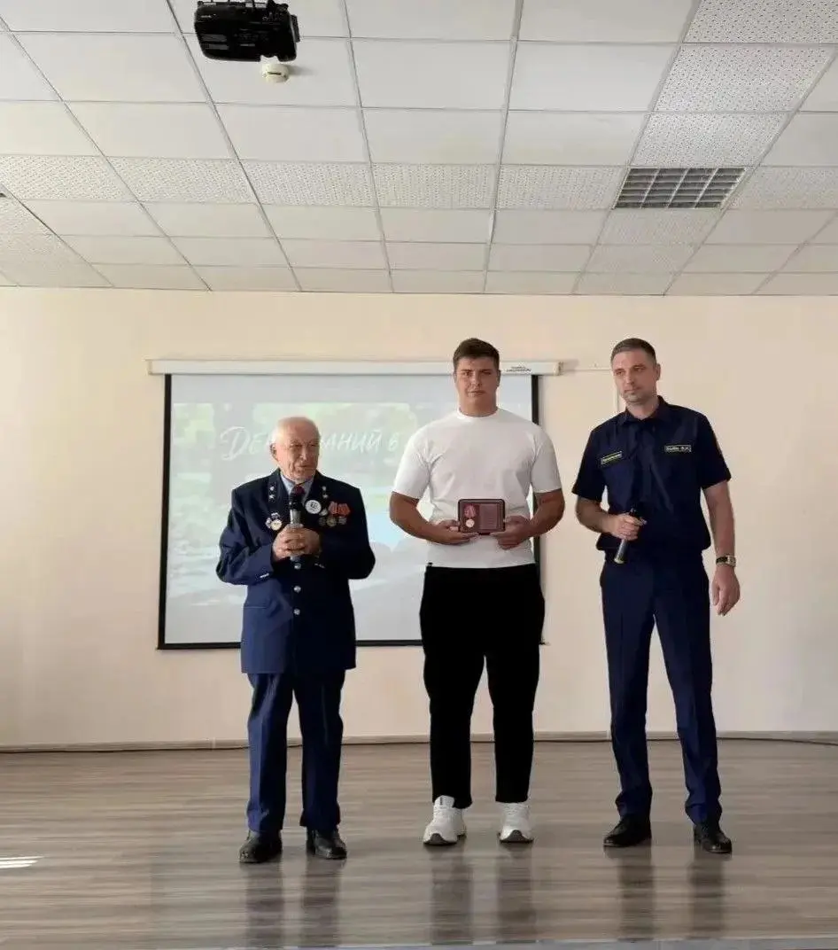 🏅 Студента из Армавира наградили за спасение жизни
Четверокурсник Сергей Лимаренко стал первым жителем Армавира, получившим медаль «За спасение жизни» | Сетка — социальная сеть от hh.ru