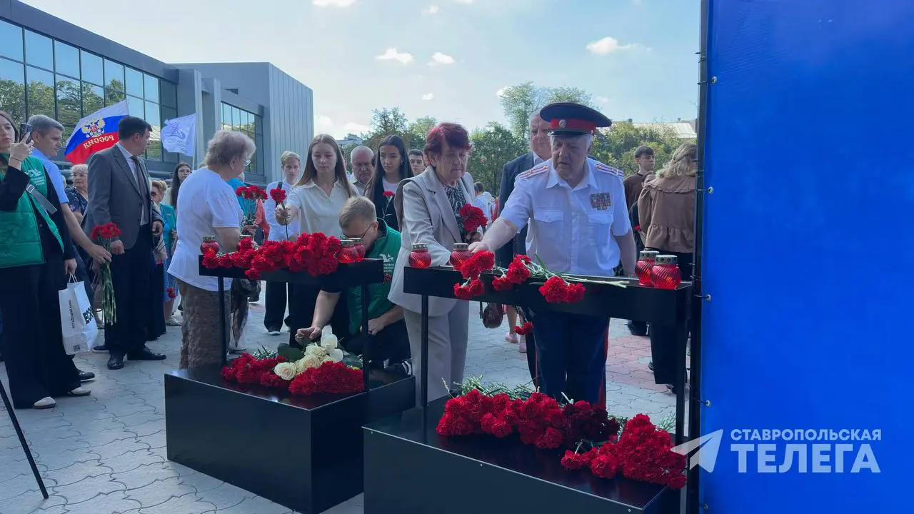 🕯 В Ставрополе почтили память жертв терроризма
3 сентября, в День солидарности в борьбе с терроризмом, в городе прошла акция «Вместе против террора» | Сетка — социальная сеть от hh.ru