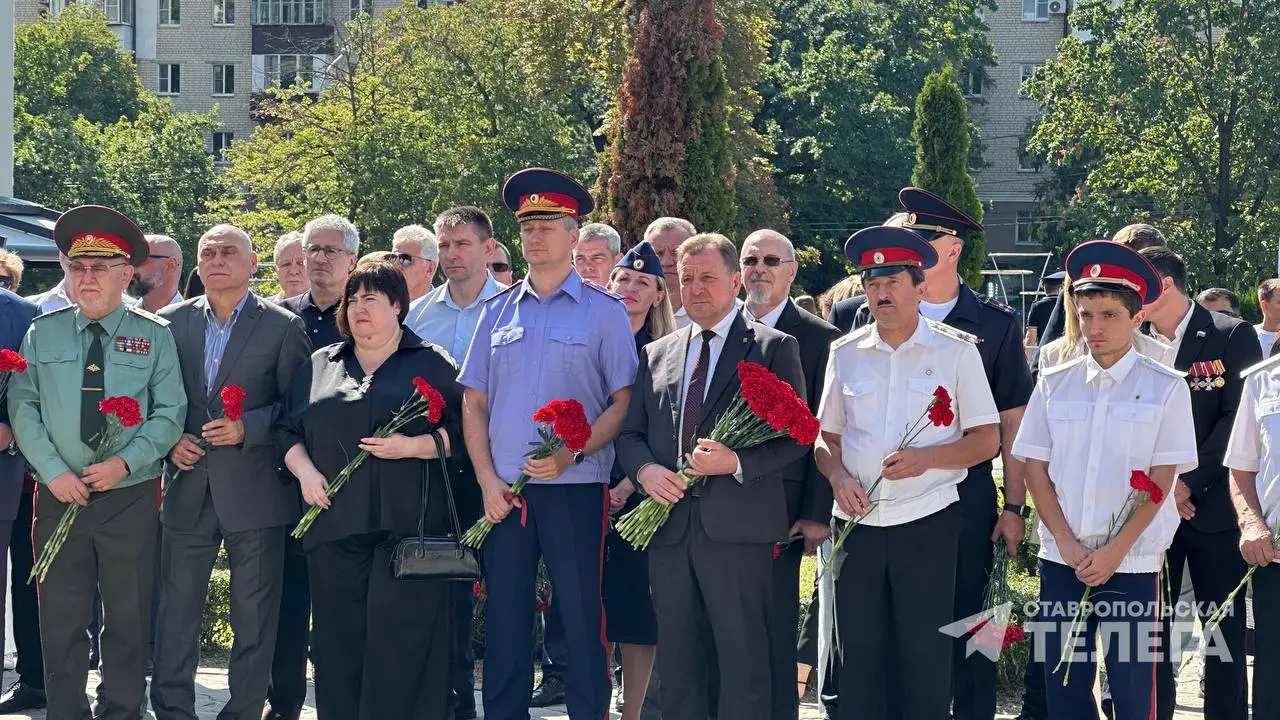 🕯 В Ставрополе почтили память жертв терроризма
3 сентября, в День солидарности в борьбе с терроризмом, в городе прошла акция «Вместе против террора» | Сетка — социальная сеть от hh.ru