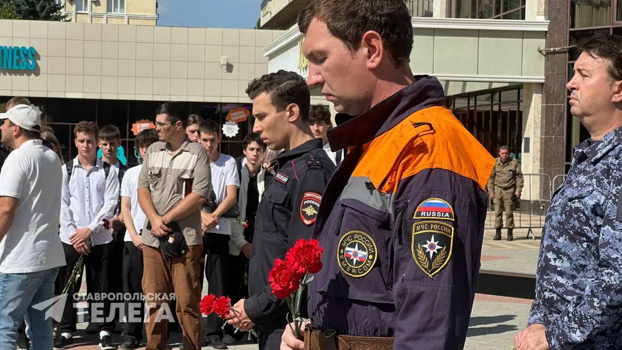 🕯 В Ставрополе почтили память жертв терроризма
3 сентября, в День солидарности в борьбе с терроризмом, в городе прошла акция «Вместе против террора» | Сетка — социальная сеть от hh.ru