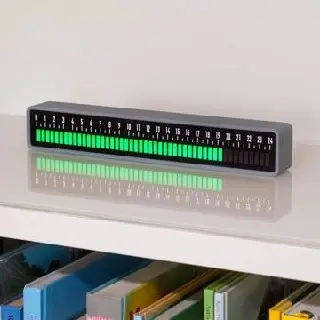 Linear Clock |Designer: daylight machines
Обычные часы почти всегда отвечают на один вопрос: который час. Но они гораздо хуже отвечают на другой, иногда более важный: где я сейчас внутри своего дня | Сетка — социальная сеть от hh.ru