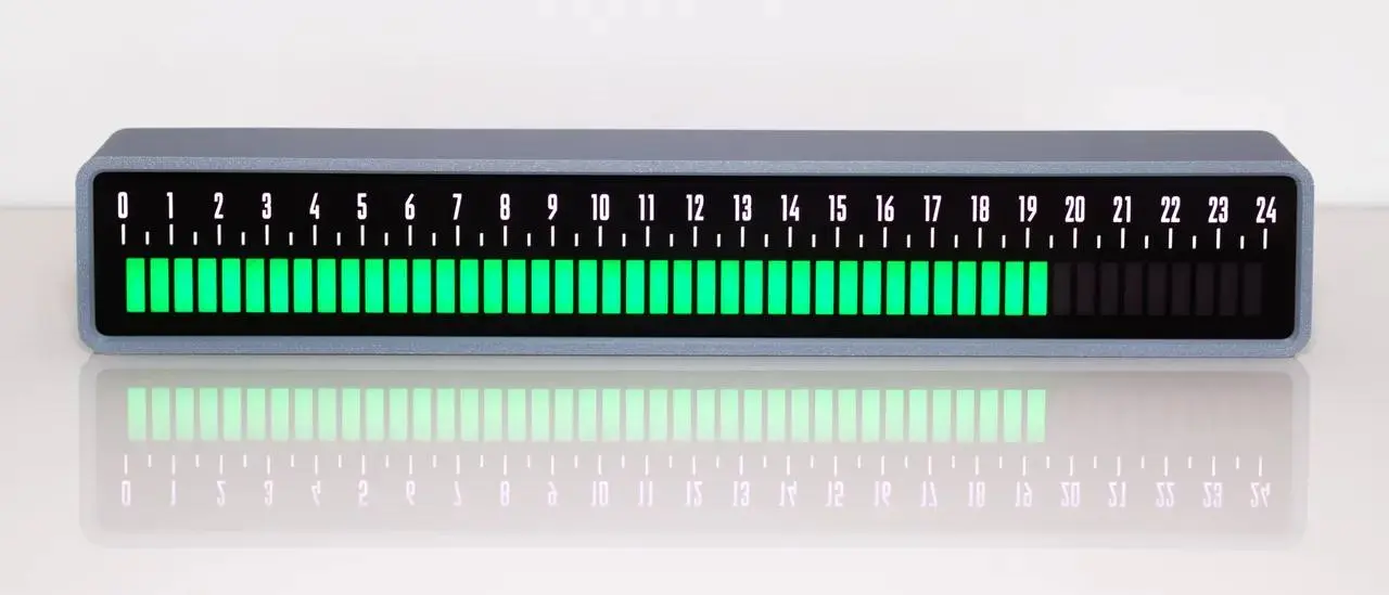 Linear Clock |Designer: daylight machines
Обычные часы почти всегда отвечают на один вопрос: который час. Но они гораздо хуже отвечают на другой, иногда более важный: где я сейчас внутри своего дня | Сетка — социальная сеть от hh.ru