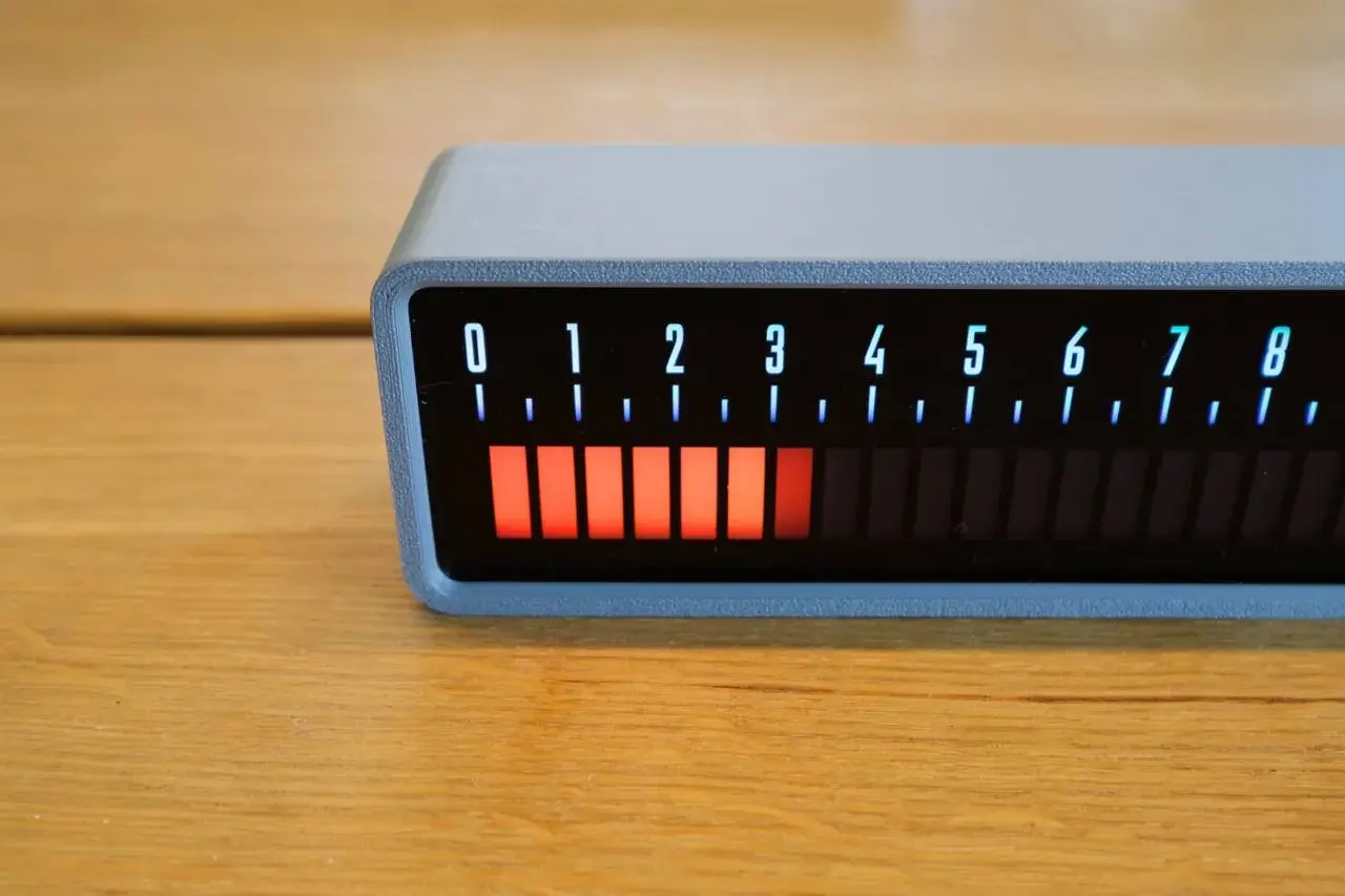 Linear Clock |Designer: daylight machines
Обычные часы почти всегда отвечают на один вопрос: который час. Но они гораздо хуже отвечают на другой, иногда более важный: где я сейчас внутри своего дня | Сетка — социальная сеть от hh.ru