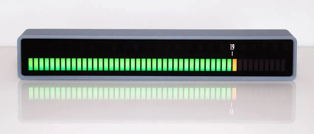 Linear Clock |Designer: daylight machines
Обычные часы почти всегда отвечают на один вопрос: который час. Но они гораздо хуже отвечают на другой, иногда более важный: где я сейчас внутри своего дня | Сетка — социальная сеть от hh.ru