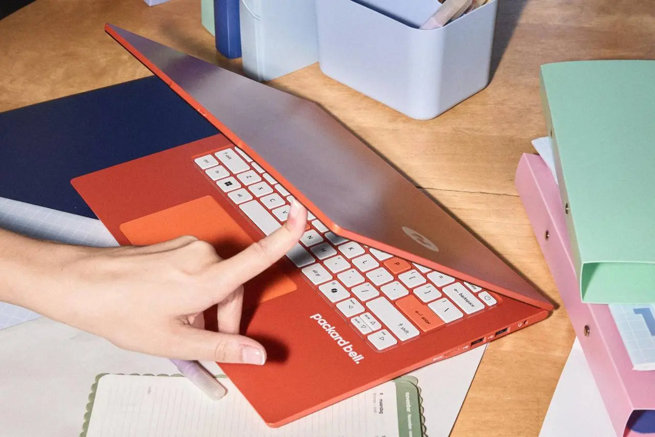 Acer зачем-то вернула бренд Packard Bell и показала «убийцу» MacBook Neo. На IFA 2026 в Берлине выкатили линейку DotBook. Флагман — лэптоп за 500 €
Железо там очень скромное: Intel N150, IPS-экран 14 | Сетка — социальная сеть от hh.ru