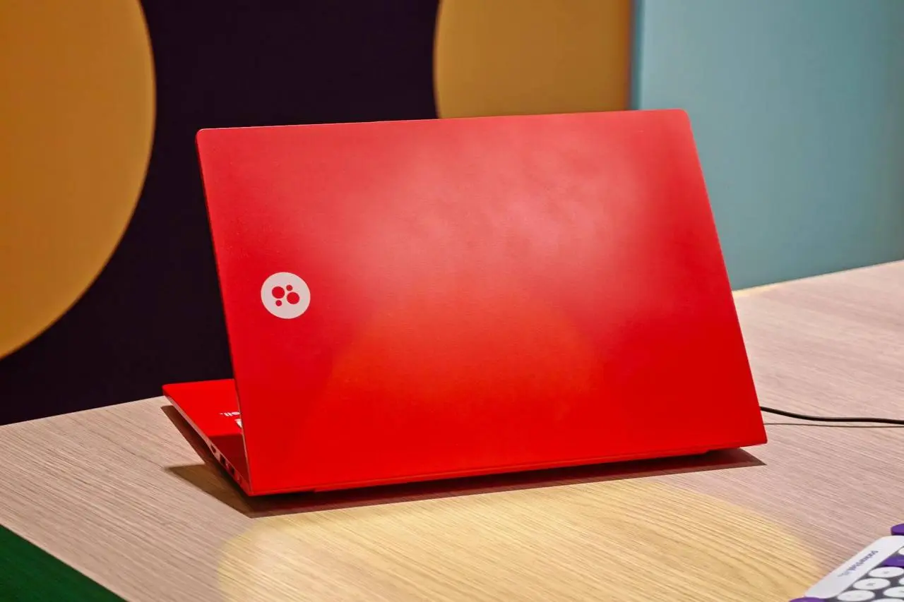 Acer зачем-то вернула бренд Packard Bell и показала «убийцу» MacBook Neo. На IFA 2026 в Берлине выкатили линейку DotBook. Флагман — лэптоп за 500 €
Железо там очень скромное: Intel N150, IPS-экран 14 | Сетка — социальная сеть от hh.ru