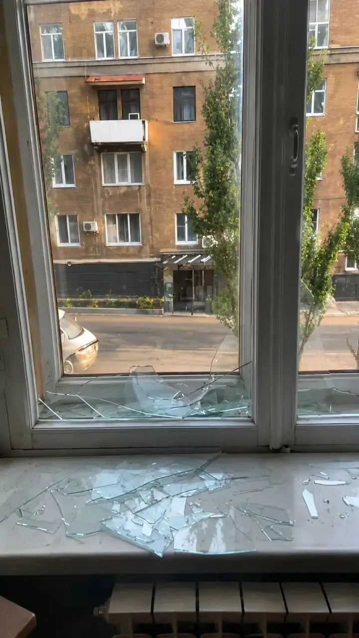 Последствия утреннего прилёта в центре Макеевки
По словам очевидцев, утром в центральной части города произошёл прилёт | Сетка — социальная сеть от hh.ru
