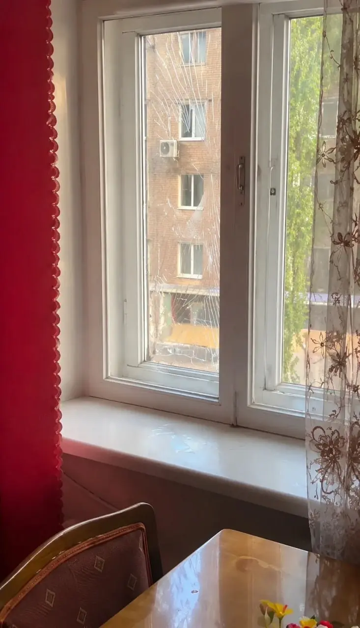 Последствия утреннего прилёта в центре Макеевки
По словам очевидцев, утром в центральной части города произошёл прилёт | Сетка — социальная сеть от hh.ru