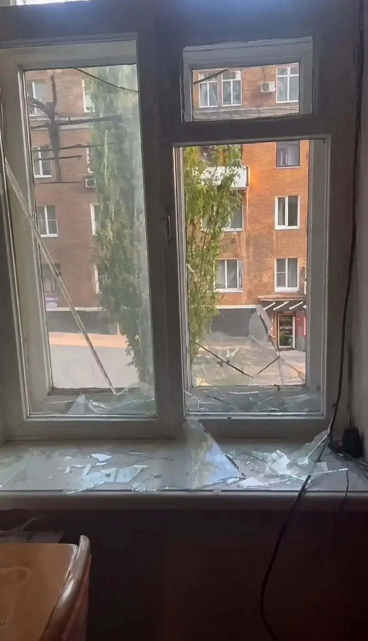 Последствия утреннего прилёта в центре Макеевки
По словам очевидцев, утром в центральной части города произошёл прилёт | Сетка — социальная сеть от hh.ru