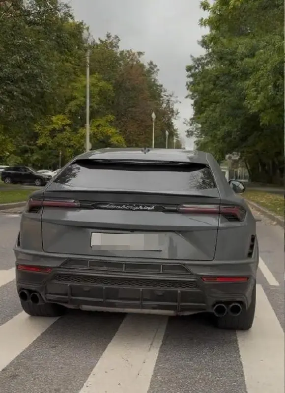 Студенты МГУ приезжают на пары на Bentley, Lamborghini Urus и Mercedes-Benz G-Class — автопарк стоимостью в десятки миллионов рублей нашли на студенческой парковке у Воробьёвых гор | Сетка — социальная сеть от hh.ru