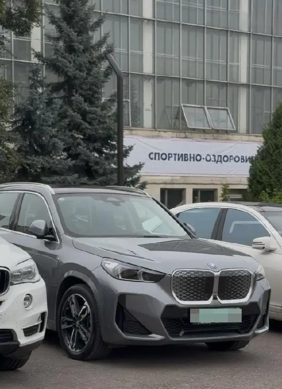 Студенты МГУ приезжают на пары на Bentley, Lamborghini Urus и Mercedes-Benz G-Class — автопарк стоимостью в десятки миллионов рублей нашли на студенческой парковке у Воробьёвых гор | Сетка — социальная сеть от hh.ru