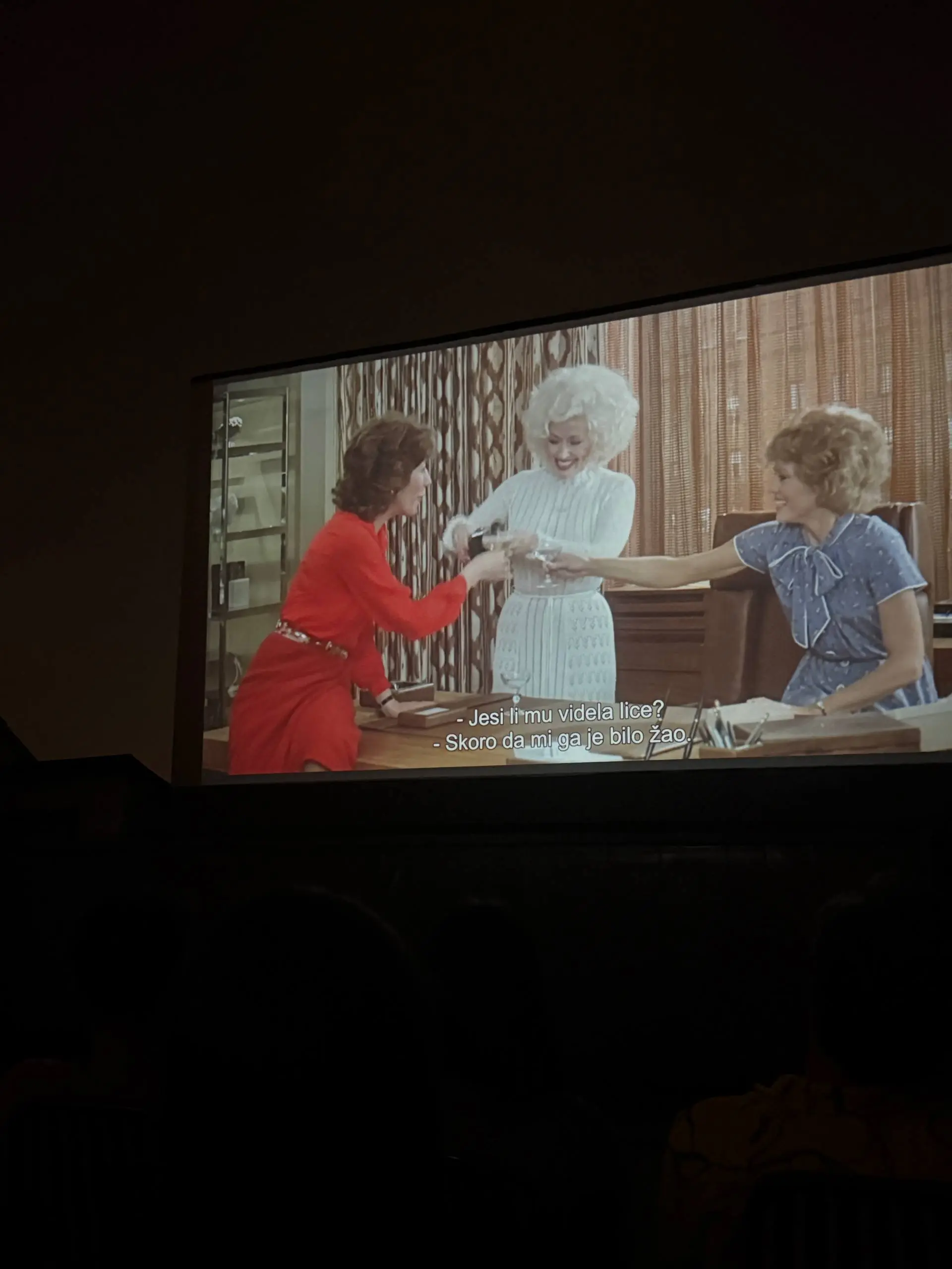Вчера в летнем кинотеатре посмотрела комедию 1980 года «С 9 до 5». Я про него ничего раньше не слышала, но теперь с удовольствием порекомендую вам | Сетка — социальная сеть от hh.ru