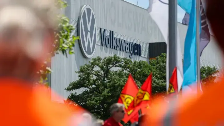 Сокращения в Volkswagen и реакция рынка:
Volkswagen недавно объявила о сокращении 50,000 рабочих мест, что привело к росту акций компании на 5% | Сетка — социальная сеть от hh.ru