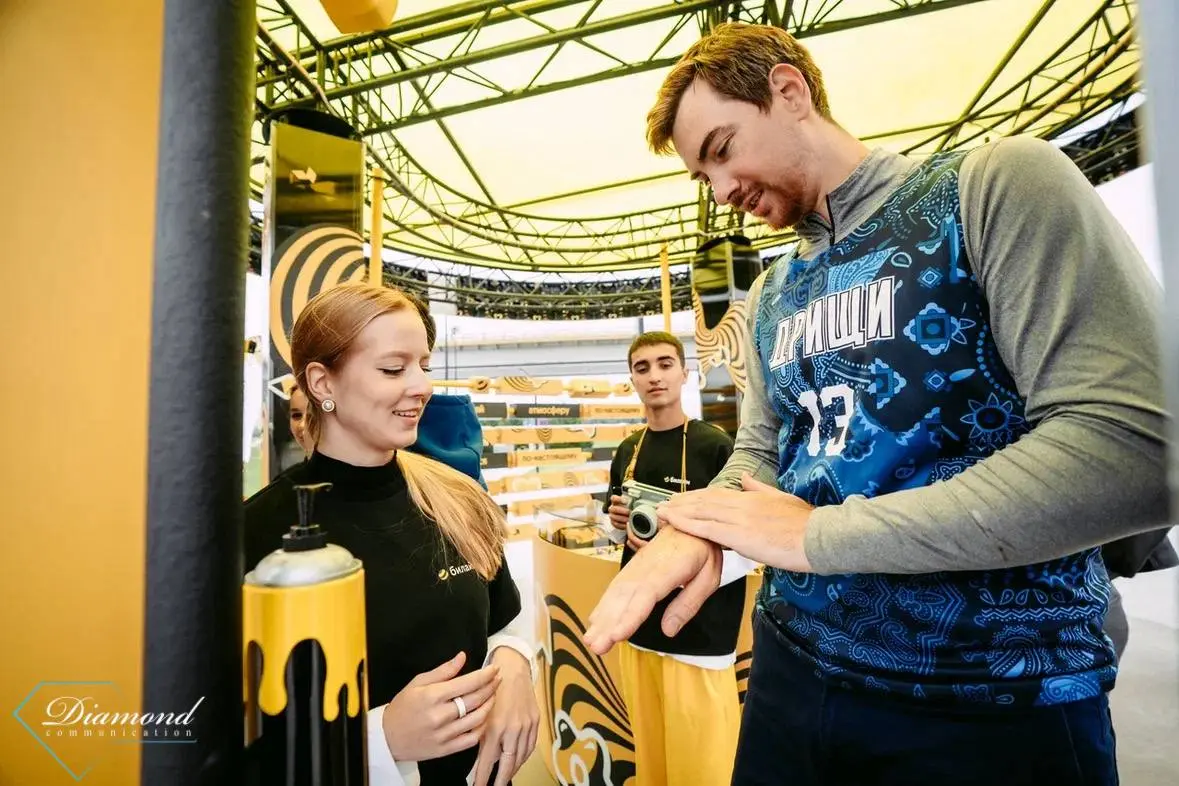 27 июня снова встретились с «Билайн» в Урам-парке в Казани 💛
В прошлом году мы уже работали здесь на бренд-зоне «Билайн», а в этом году заказчик вернулся к нам с похожим запросом — и мы снова собрали ... | Сетка — социальная сеть от hh.ru