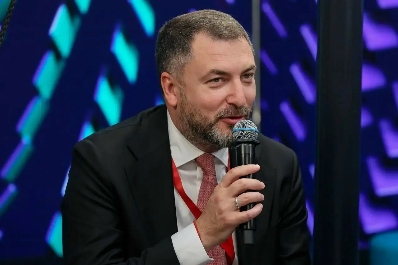 На полях ВЭФ-2026 директор по взаимодействию с федеральными и региональными органами государственной власти ГК "Росводоканал" Сергей Кржановский дал характеристику ходу цифровизации сферы ЖКХ | Сетка — социальная сеть от hh.ru