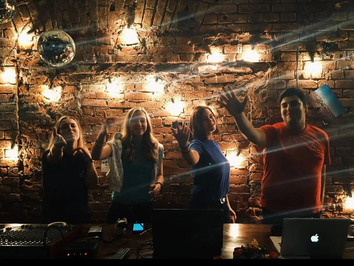 Long Live English Club, Ling Live Lingua!
Пока готовила рилсик «мой путь в Английском» (буду признательна, если поддержите комментом!), искала фотки из прошлой жизни и очень много улыбалась | Сетка — социальная сеть от hh.ru