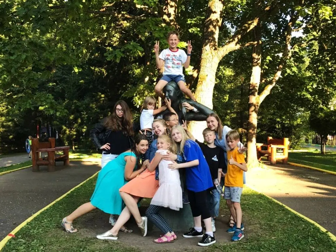 Long Live English Club, Ling Live Lingua!
Пока готовила рилсик «мой путь в Английском» (буду признательна, если поддержите комментом!), искала фотки из прошлой жизни и очень много улыбалась | Сетка — социальная сеть от hh.ru