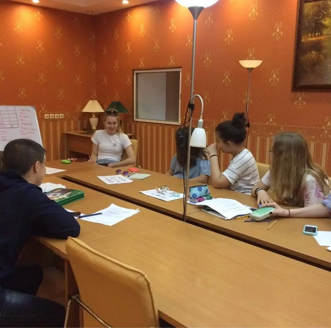 Long Live English Club, Ling Live Lingua!
Пока готовила рилсик «мой путь в Английском» (буду признательна, если поддержите комментом!), искала фотки из прошлой жизни и очень много улыбалась | Сетка — социальная сеть от hh.ru