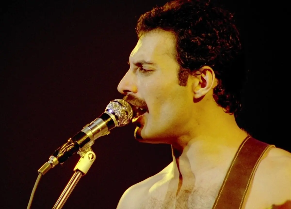 5 сентября 1946 года родился Фредди Меркьюри — легендарный фронтмен Queen, чей голос и харизма изменили рок-музыку. При рождении его назвали Фаррухом Булсарой | Сетка — социальная сеть от hh.ru