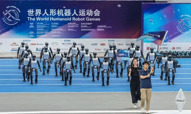 🤖 Спорт становится интереснее, когда после финиша спортсмена нужно собирать по частям
В Пекине прошли вторые Всемирные игры гуманоидных роботов: 2 056 роботов, 666 команд из 16 стран | Сетка — социальная сеть от hh.ru