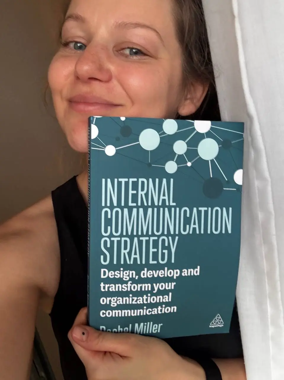 Дождалась наконец книжки Internal Communication Strategy от Рэйчел Миллер и радуюсь.
Нормальных современных книг про стратегию внутренних коммуникаций удивительно мало | Сетка — социальная сеть от hh.ru